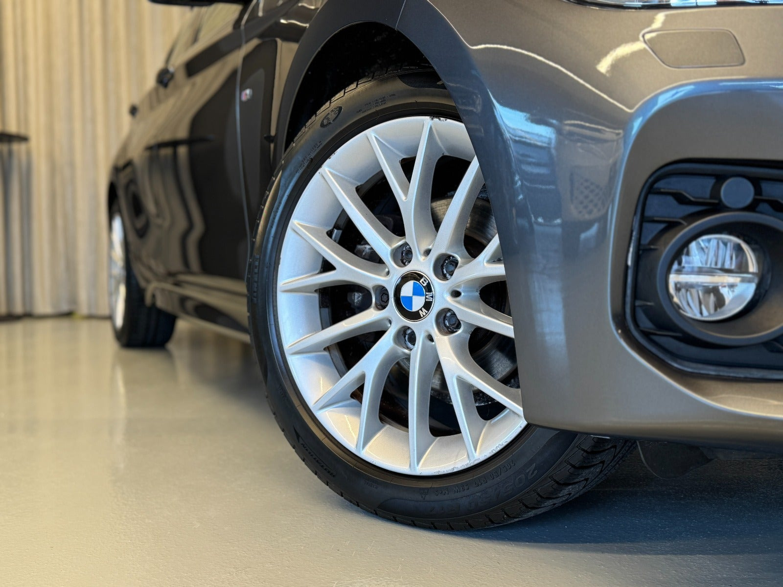 Grå BMW 118i fra 2018