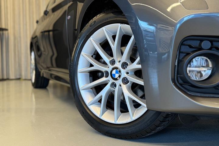 Grå BMW 118i fra 2018