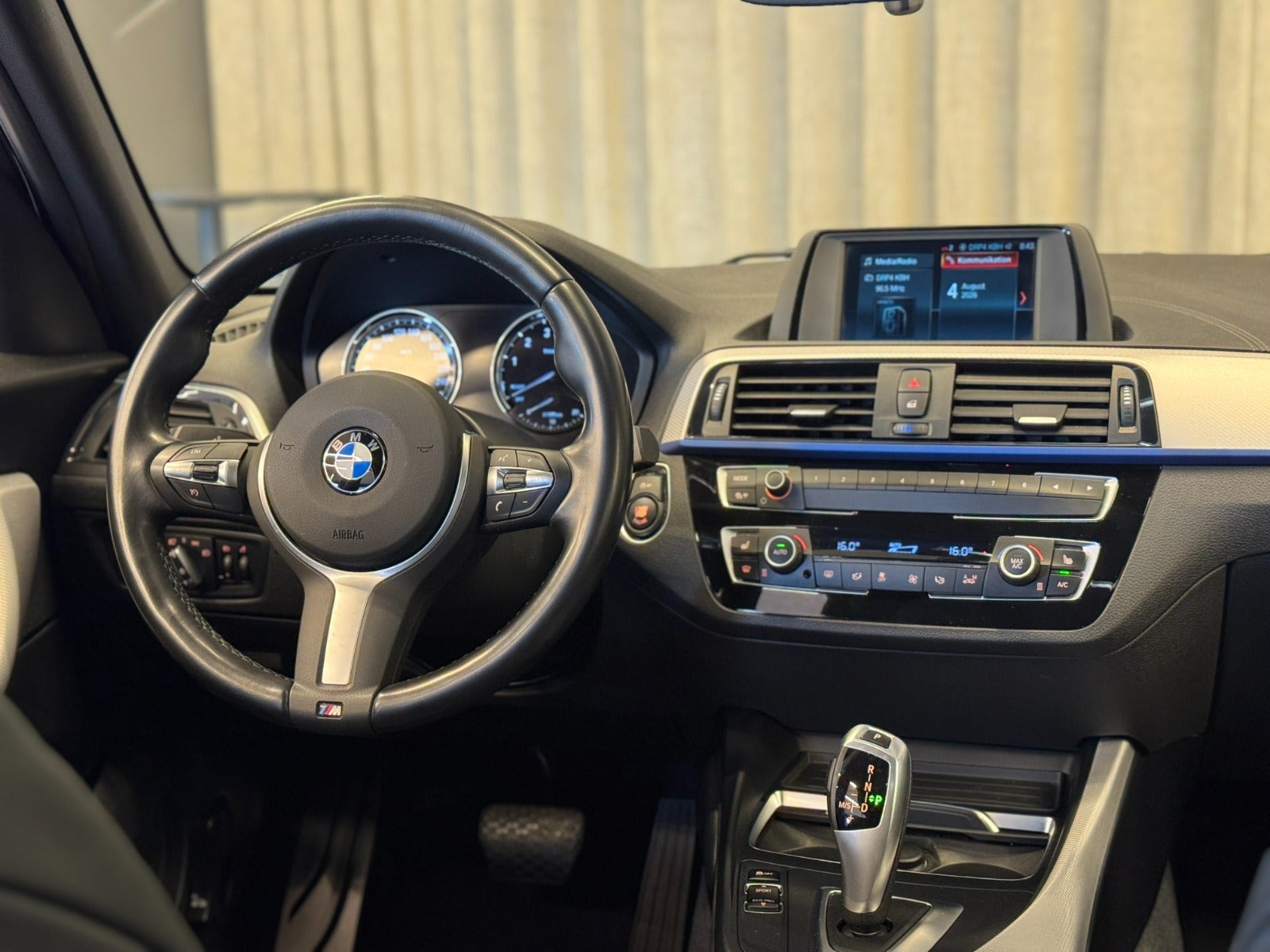Grå BMW 118i fra 2018