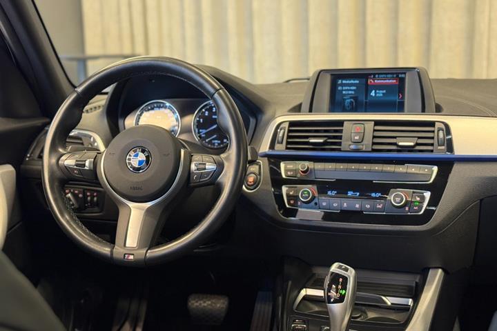 Grå BMW 118i fra 2018
