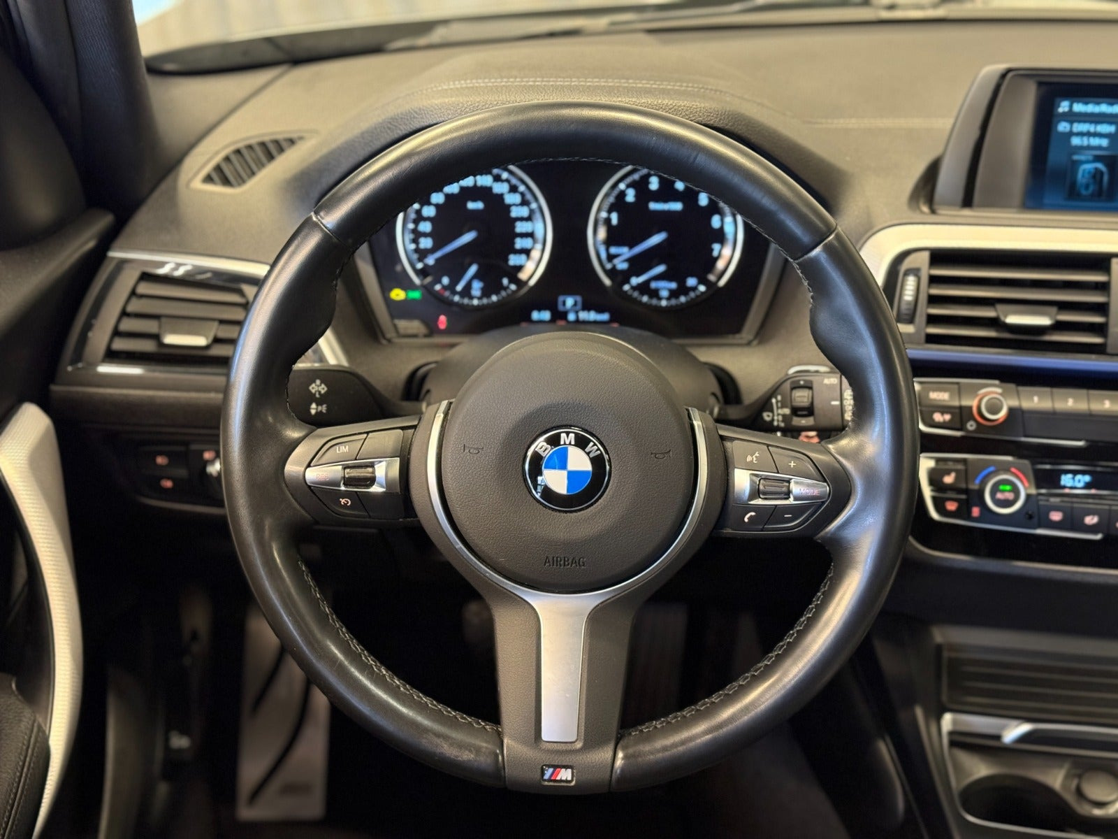 Grå BMW 118i fra 2018