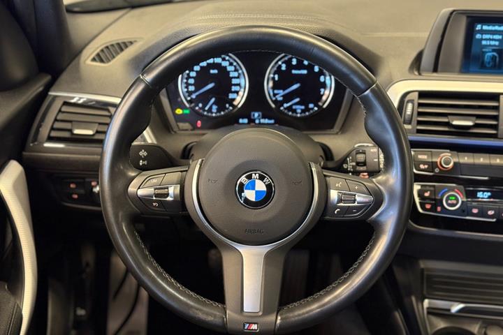 Grå BMW 118i fra 2018