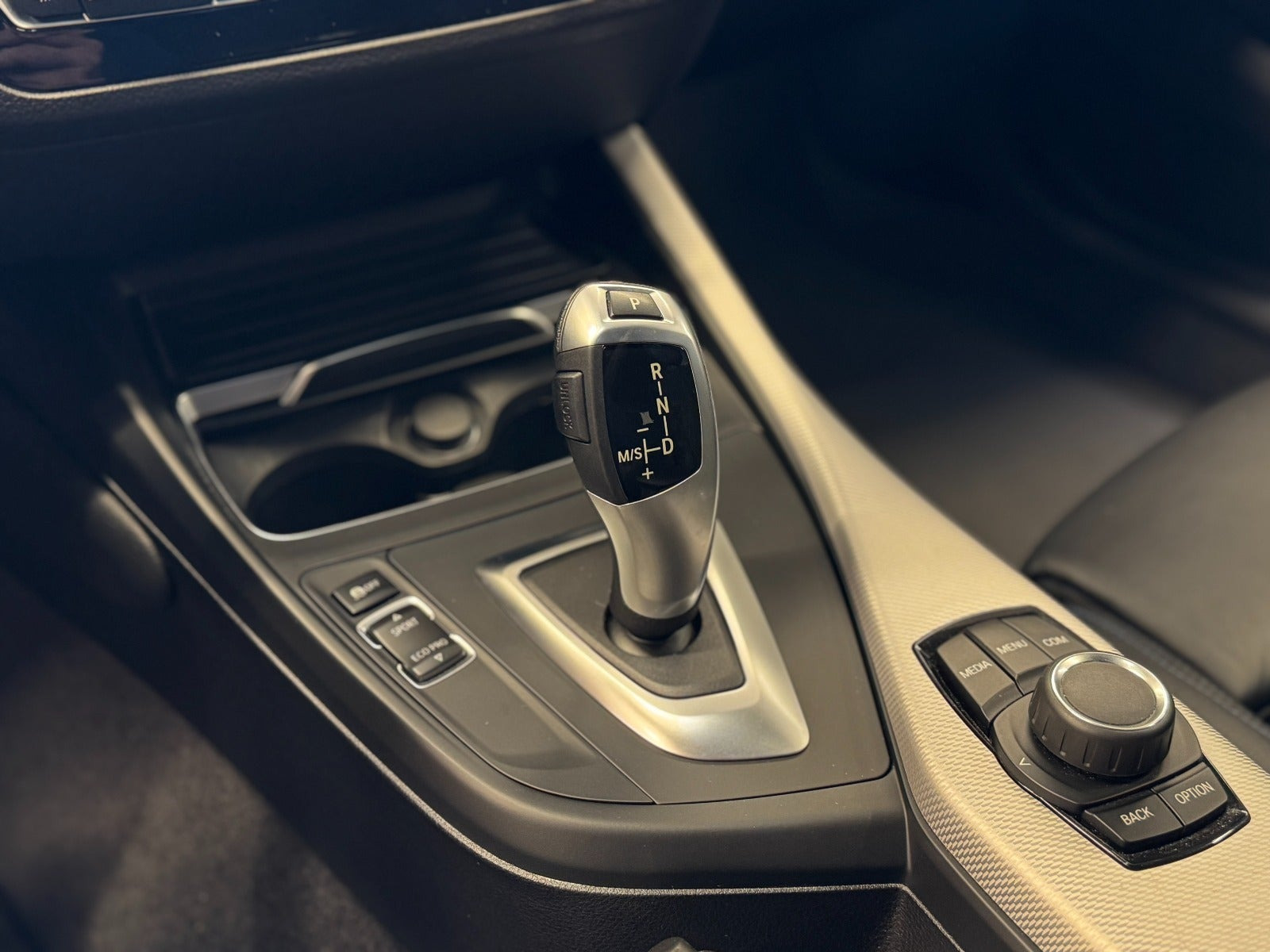 Grå BMW 118i fra 2018
