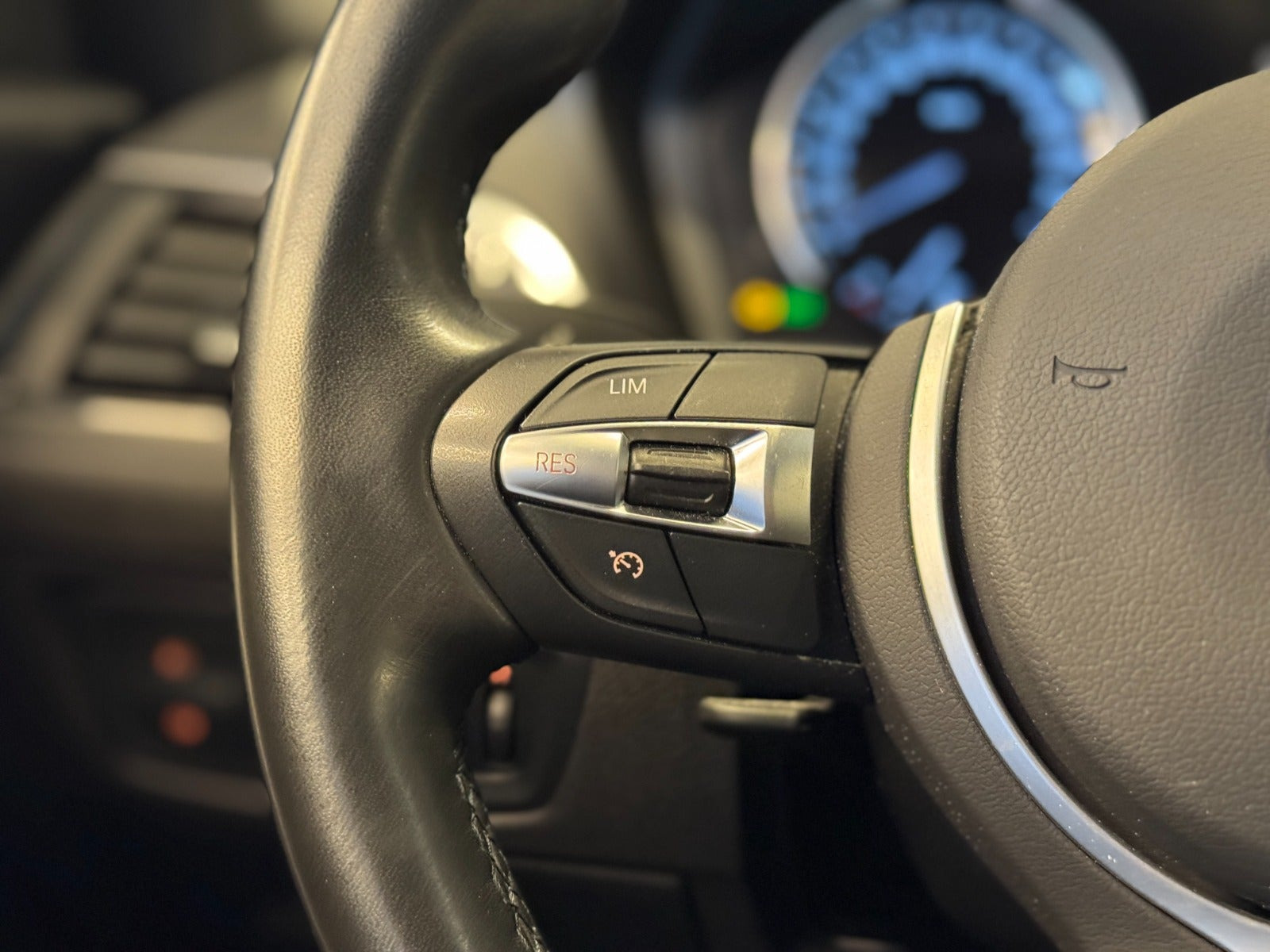 Grå BMW 118i fra 2018