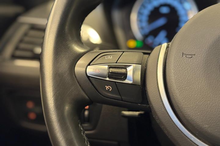 Grå BMW 118i fra 2018
