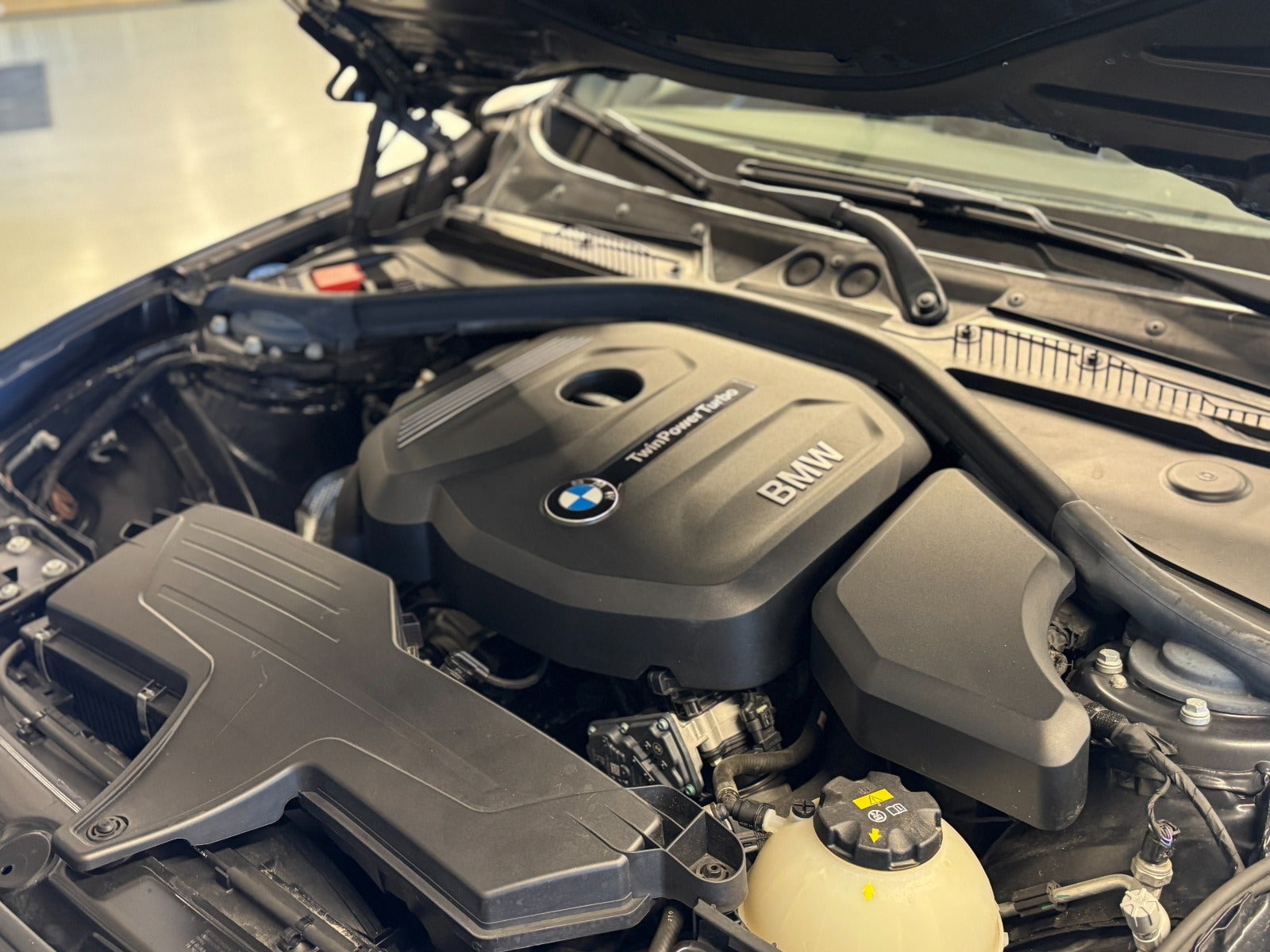 Grå BMW 118i fra 2018