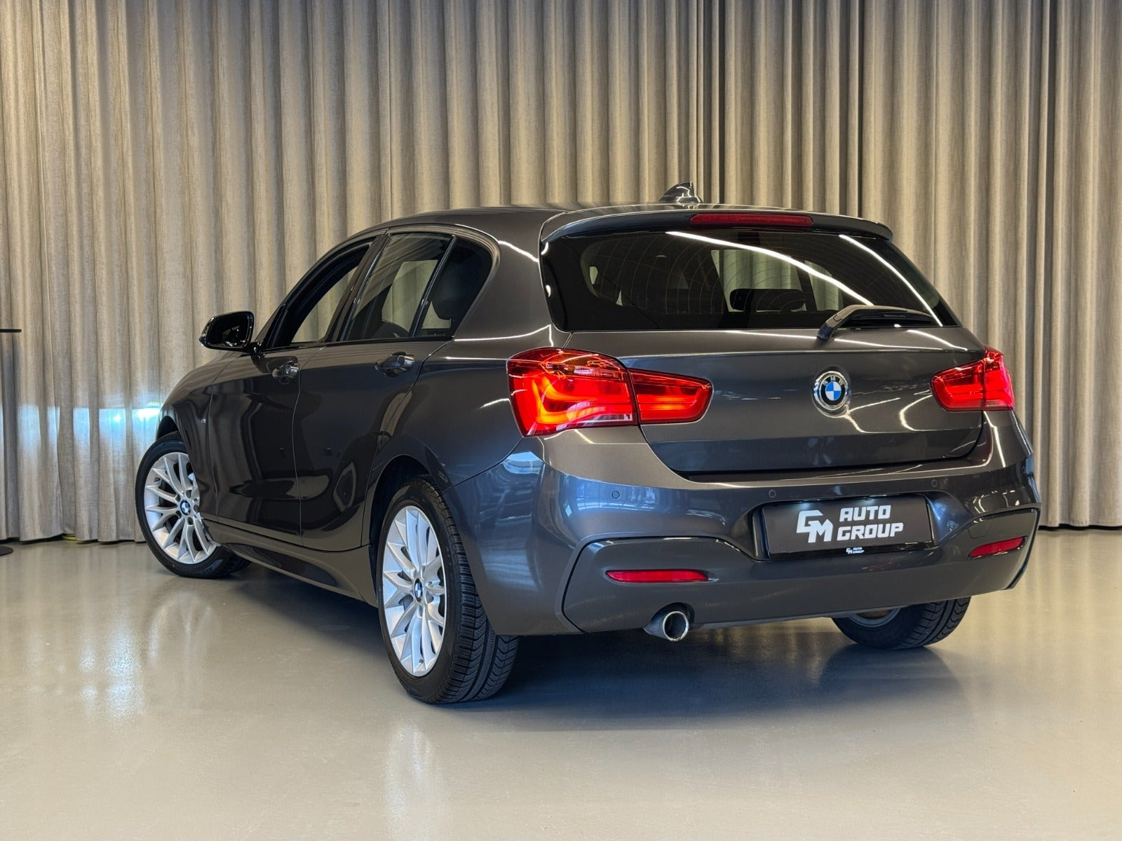 Grå BMW 118i fra 2018