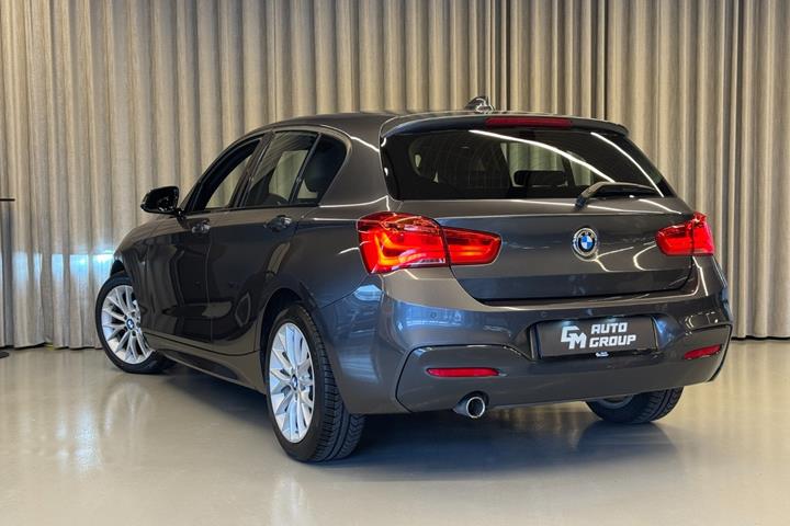 Grå BMW 118i fra 2018