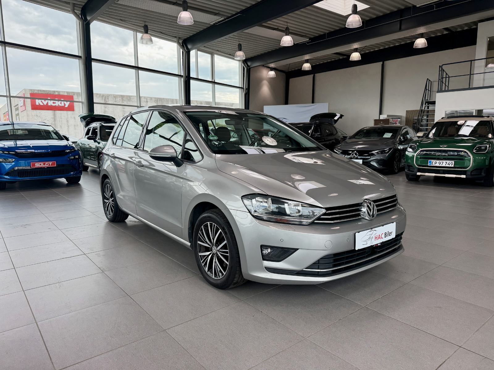 Gul VW Golf Sportsvan fra 2017
