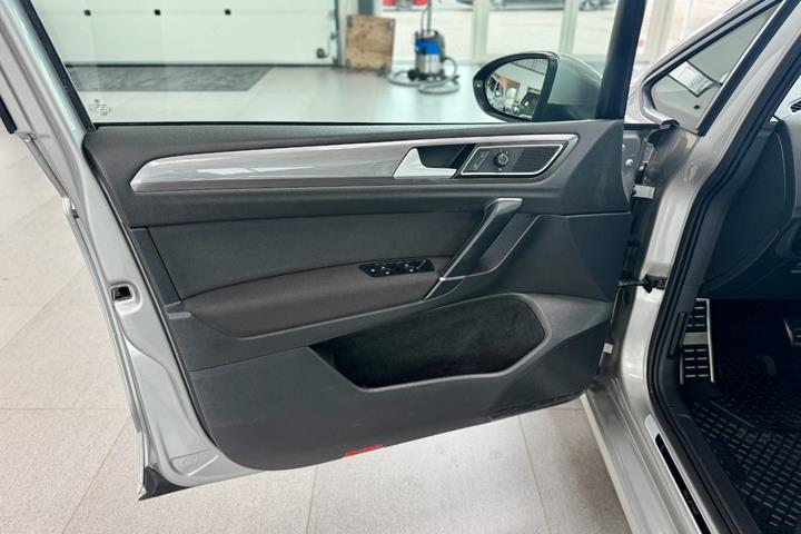 Gul VW Golf Sportsvan fra 2017