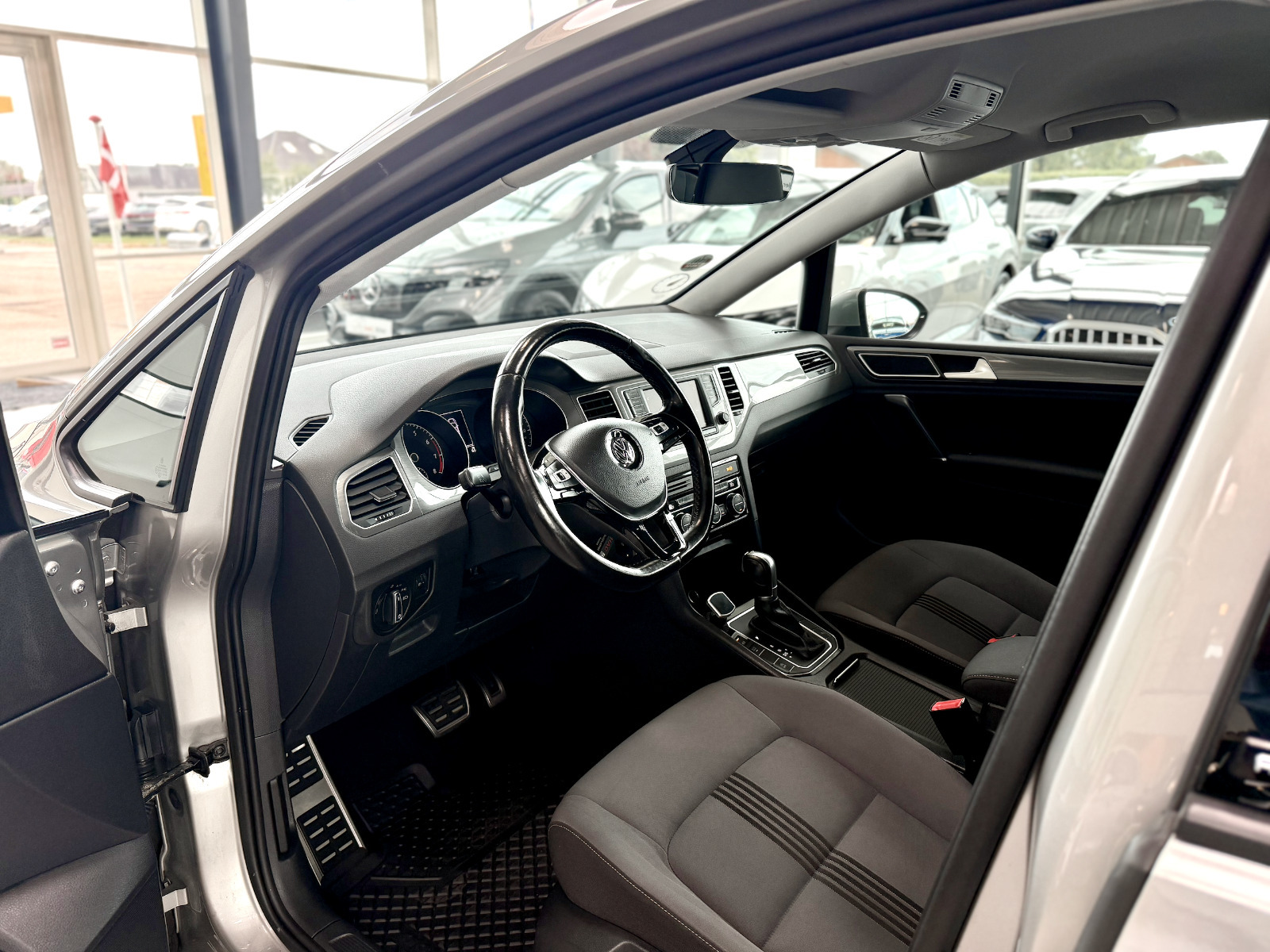 Gul VW Golf Sportsvan fra 2017
