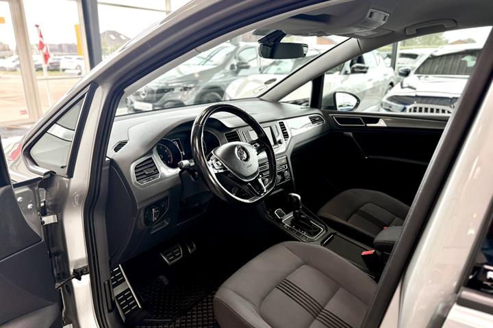 Gul VW Golf Sportsvan fra 2017