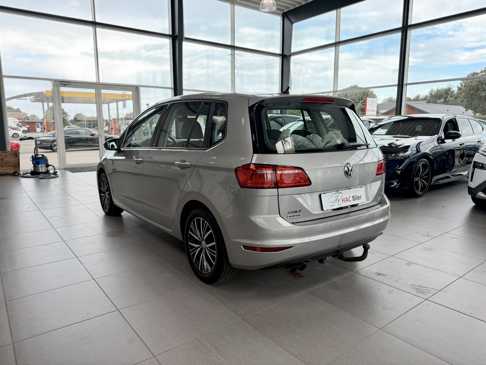 Gul VW Golf Sportsvan fra 2017