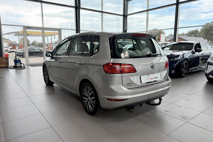 Gul VW Golf Sportsvan fra 2017