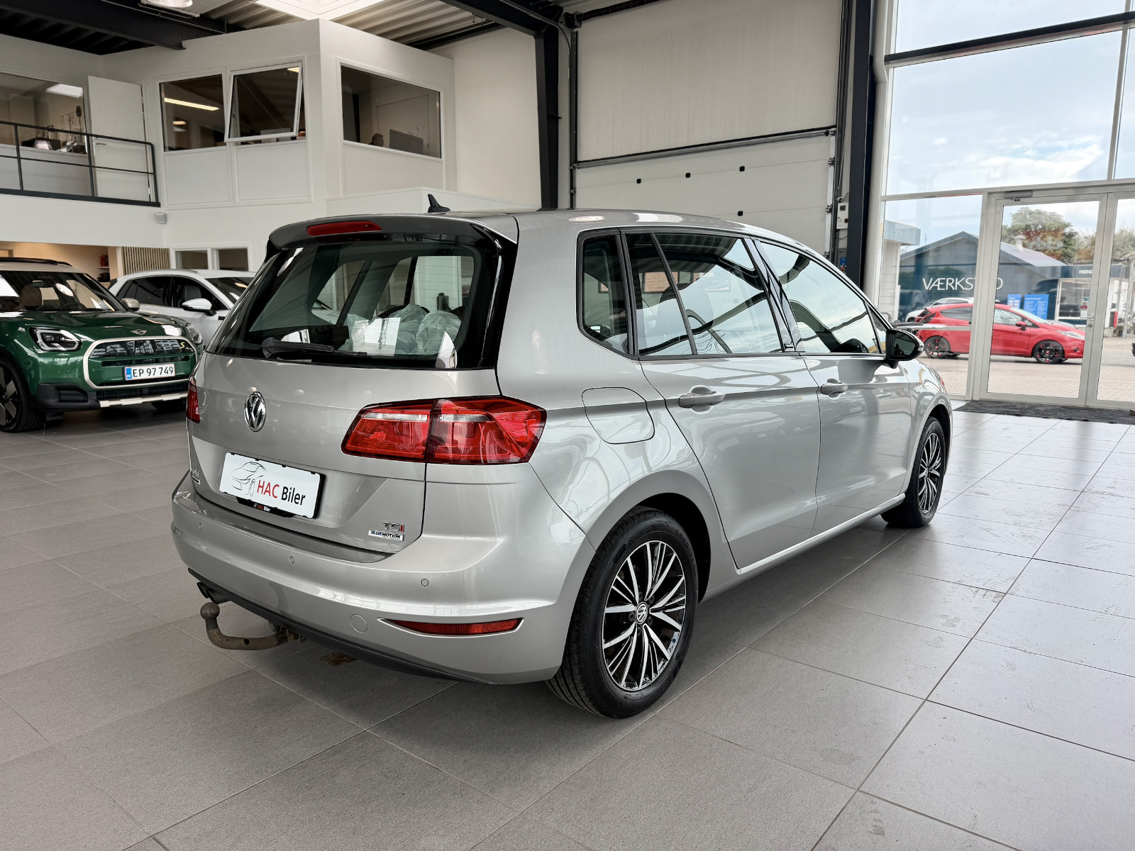 Gul VW Golf Sportsvan fra 2017