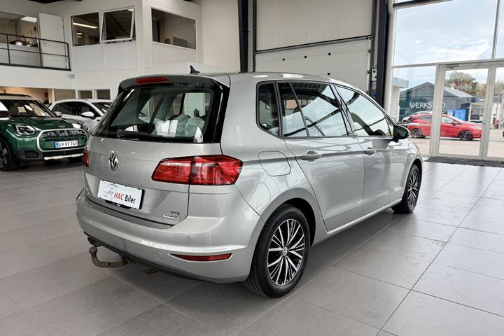 Gul VW Golf Sportsvan fra 2017
