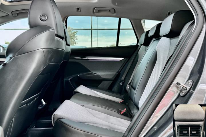 Grå Skoda Enyaq fra 2025