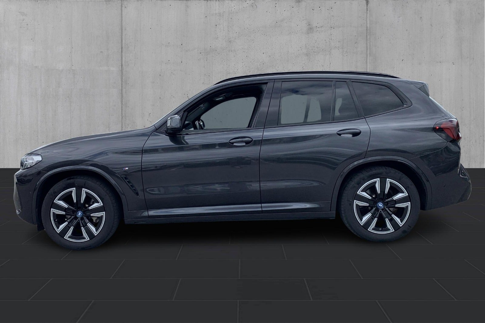 Grå BMW iX3 fra 2024