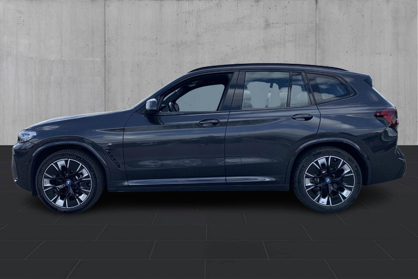 Grå BMW iX3 fra 2024