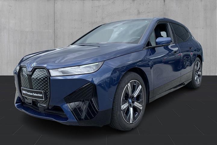 Blå BMW iX fra 2023