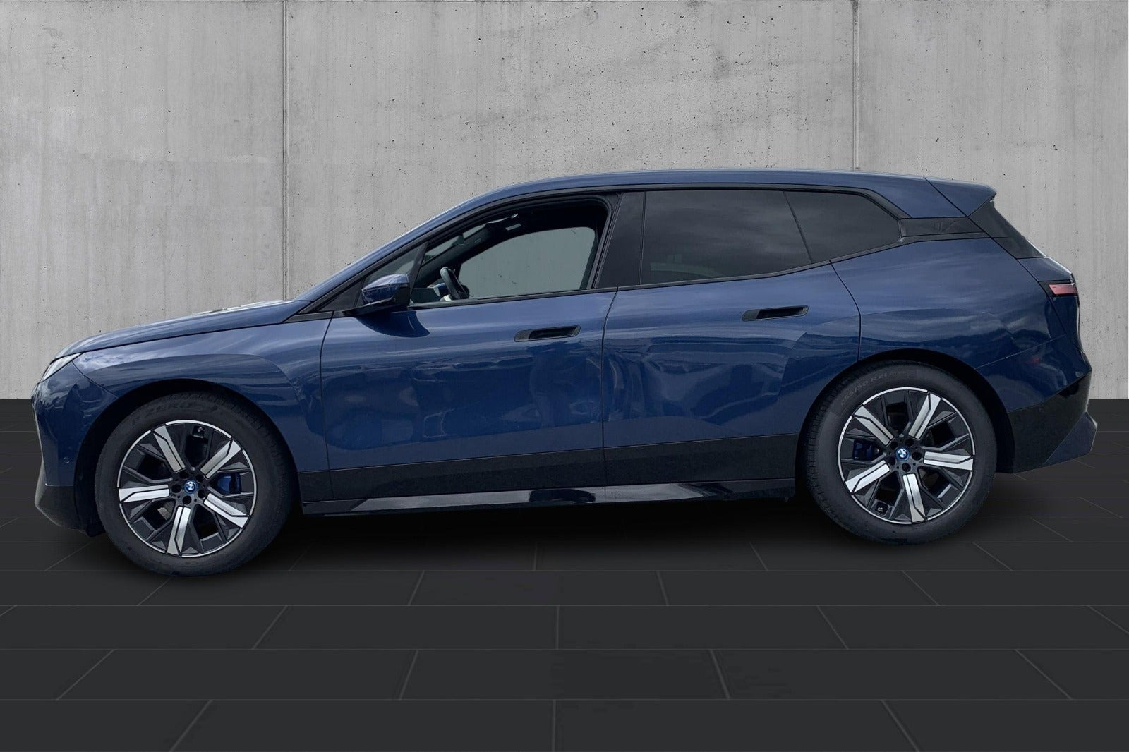 Blå BMW iX fra 2023
