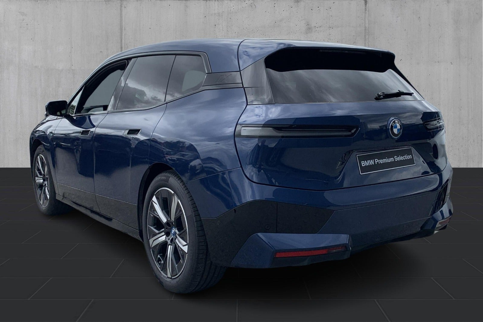 Blå BMW iX fra 2023