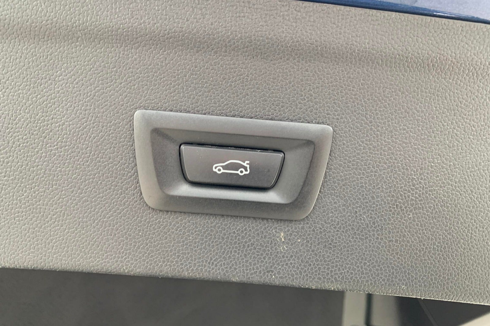 Blå BMW iX fra 2023