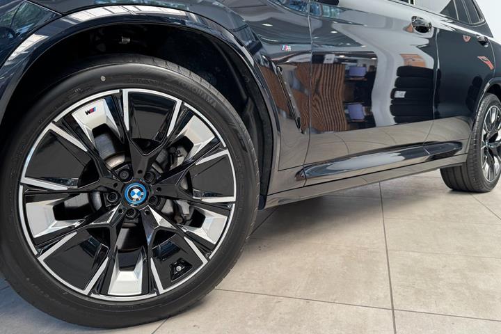 Sort BMW iX3 fra 2025