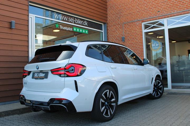 Hvid BMW iX3 fra 2023