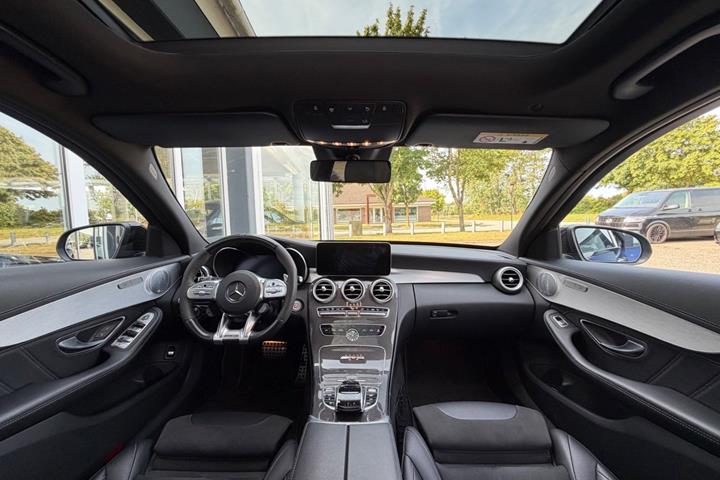 Blå Mercedes C63 fra 2020
