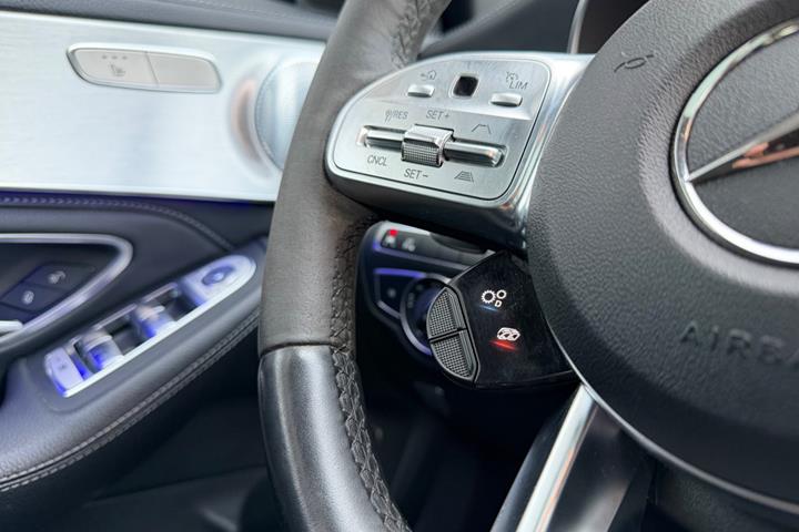 Blå Mercedes C63 fra 2020