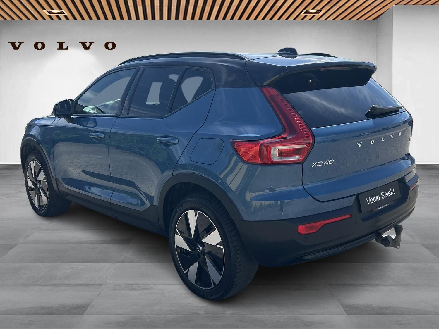 Blå Volvo XC40 fra 2025