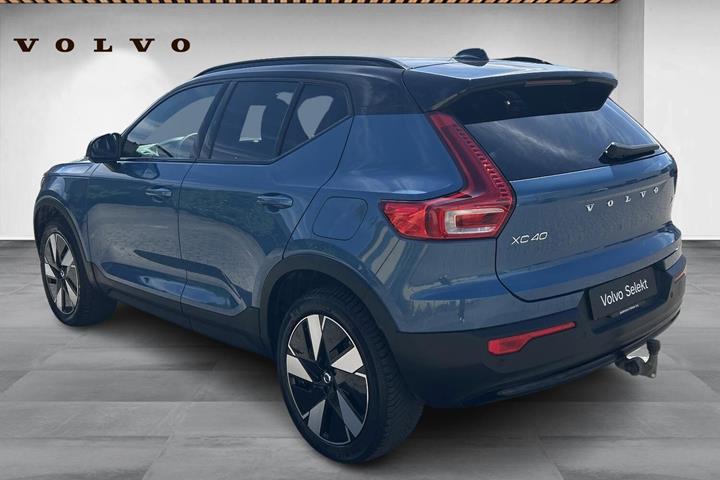 Blå Volvo XC40 fra 2025