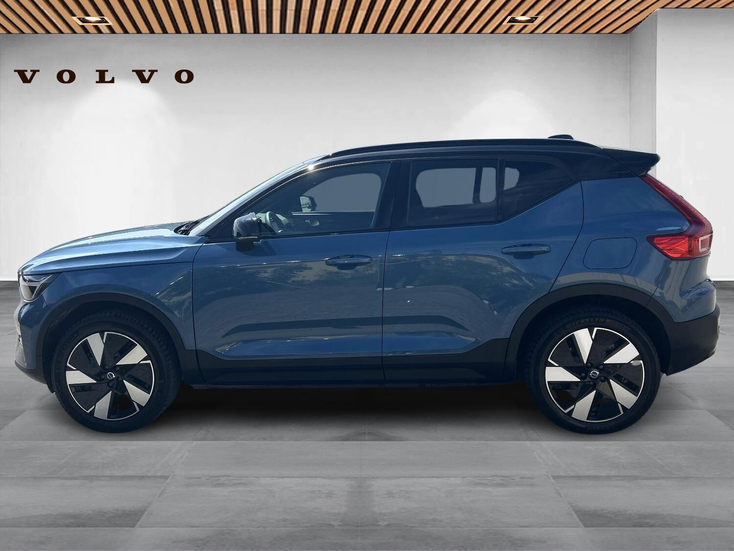 Blå Volvo XC40 fra 2025