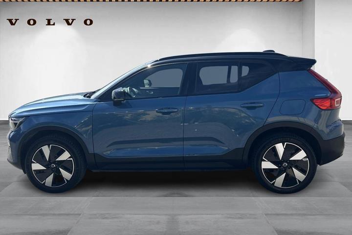 Blå Volvo XC40 fra 2025