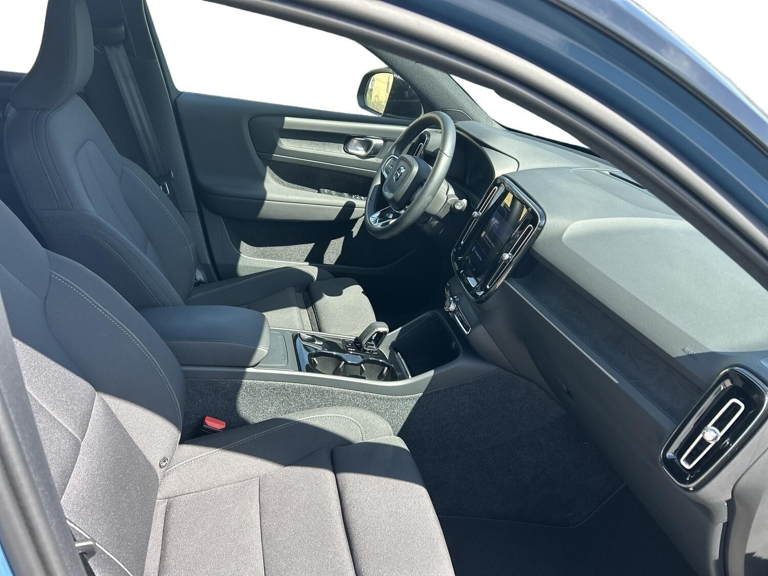 Blå Volvo XC40 fra 2025