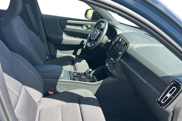 Blå Volvo XC40 fra 2025