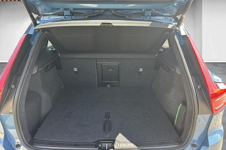 Blå Volvo XC40 fra 2025