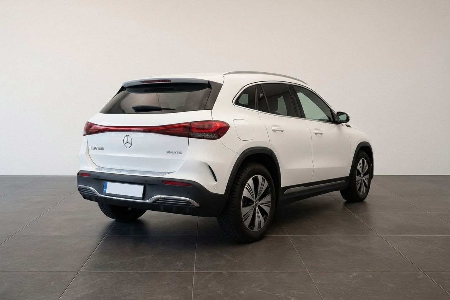 Hvid Mercedes EQA 300 fra 2024