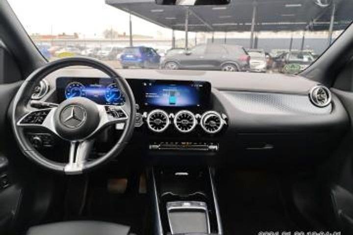 Hvid Mercedes EQA 300 fra 2024