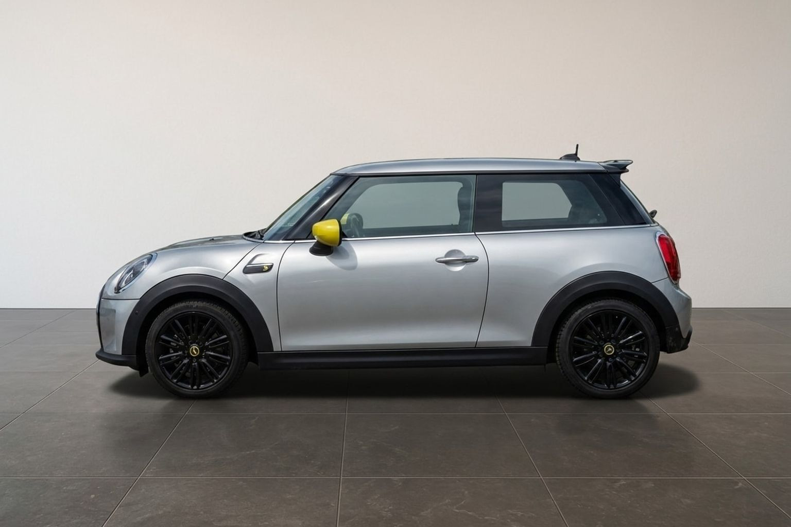 Sølv Mini Cooper fra 2023