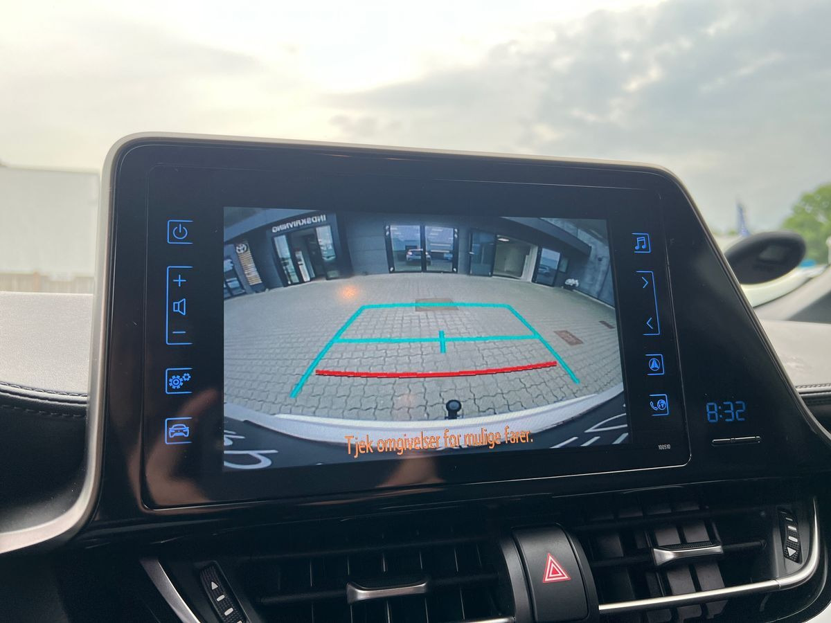 Hvid Toyota C-HR fra 2019