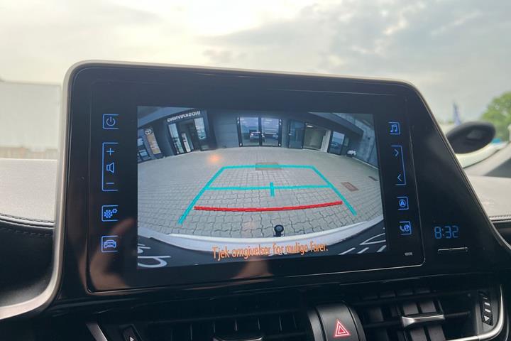 Hvid Toyota C-HR fra 2019