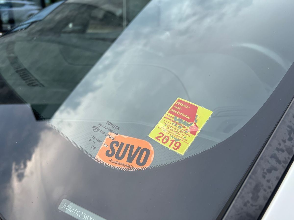 Hvid Toyota C-HR fra 2019