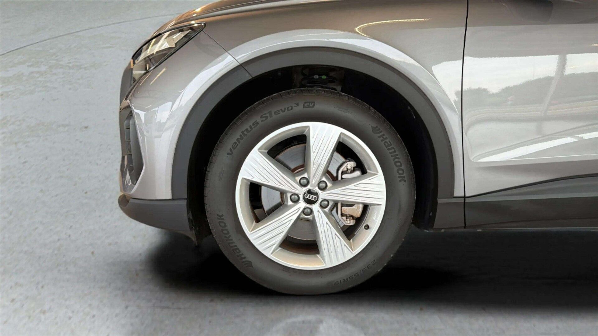 Grå Audi Q4 fra 2024