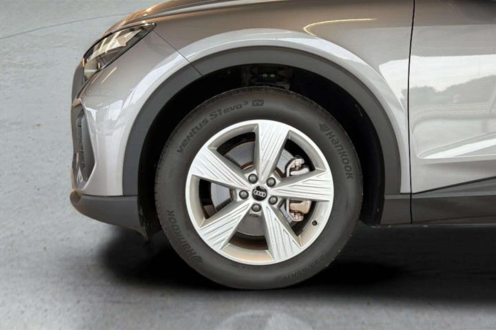 Grå Audi Q4 fra 2024