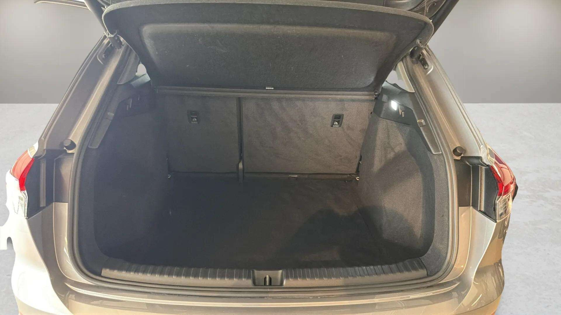 Grå Audi Q4 fra 2024