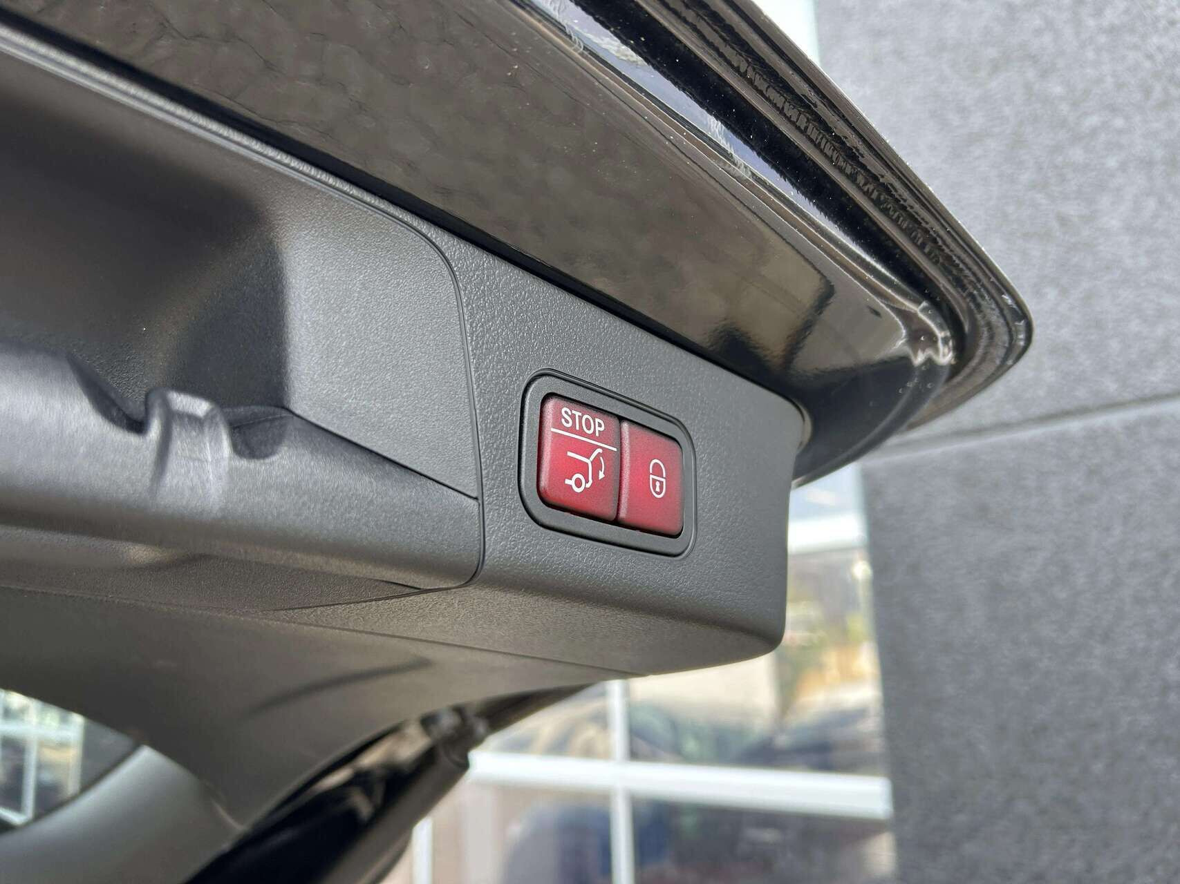 Sort Mercedes EQB 250 fra 2023