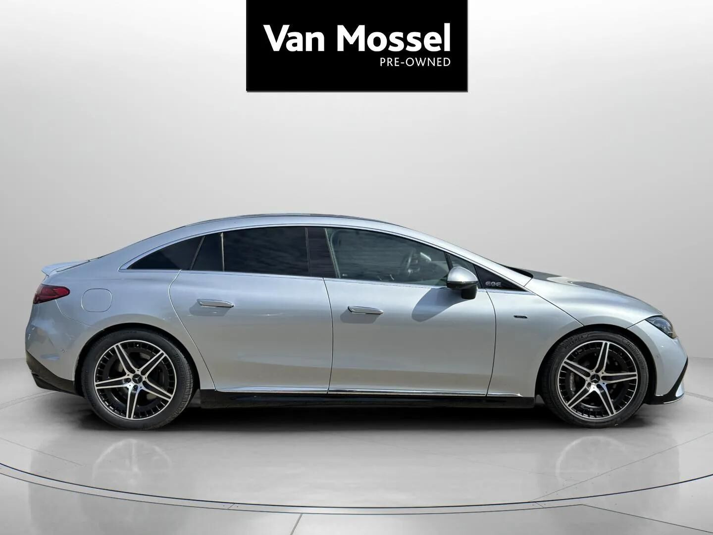 Sølv Mercedes EQE 43 AMG fra 2022