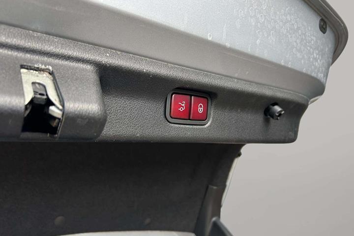 Sølv Mercedes EQE 43 AMG fra 2022